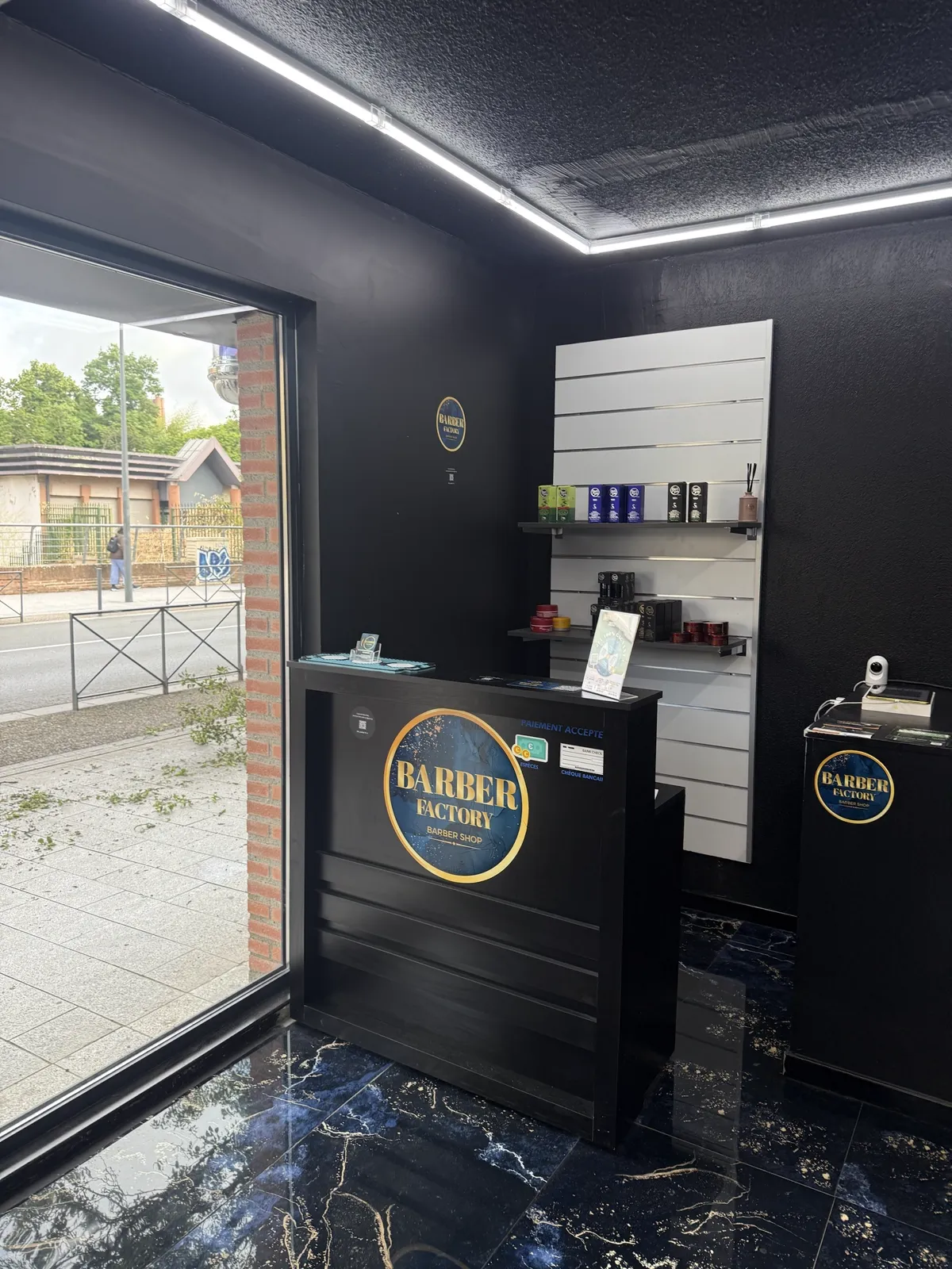 Comptoir d'accueil Barber Factory et présentoir de produits