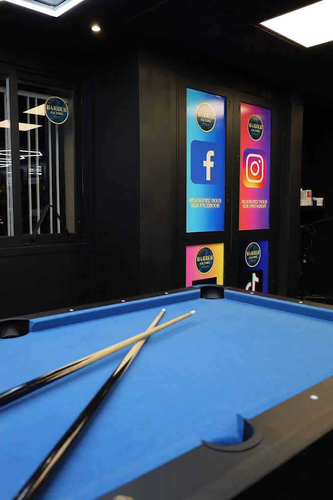 Table de billard bleue du salon Barber Factory