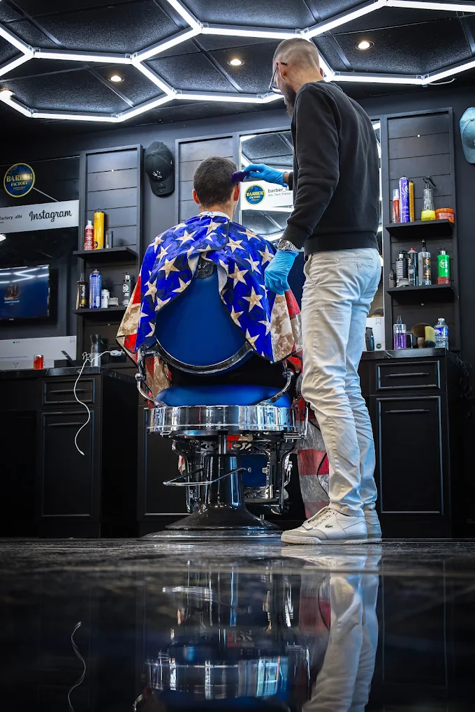 Barbier de Barber Factory en pleine prestation dans le salon d'Albi